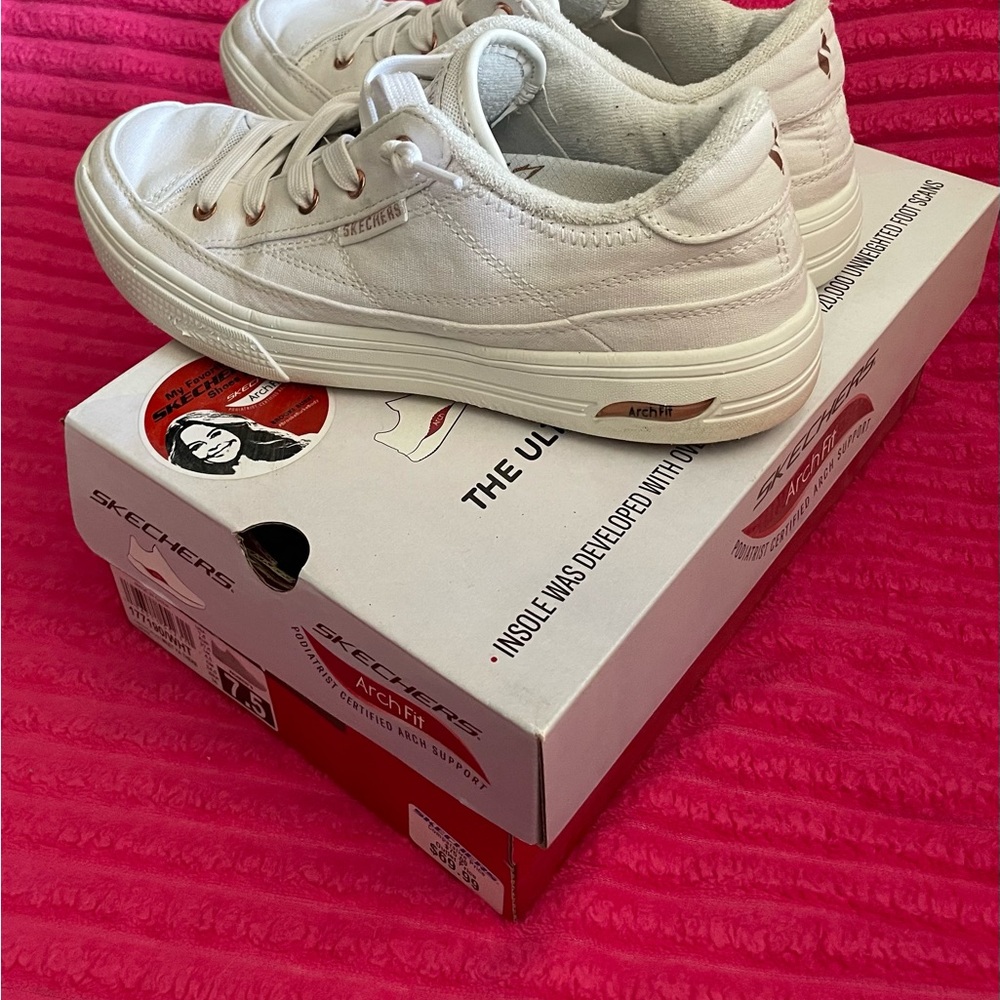 Skechers Arch Fit Low-Top Sneakers in Off-White Perfect for Summer Wear - Picture 3 of 5